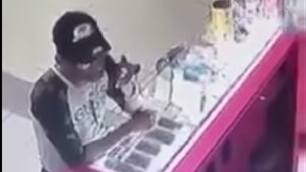 بالفيديو..شاب يفتح خزانة و يسرق هاتف من محل الهواتف  