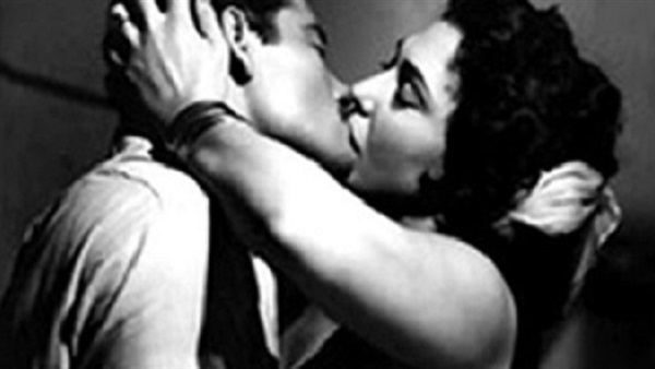 بالصور.. أشهر 10 بوسات  في السينما المصرية 