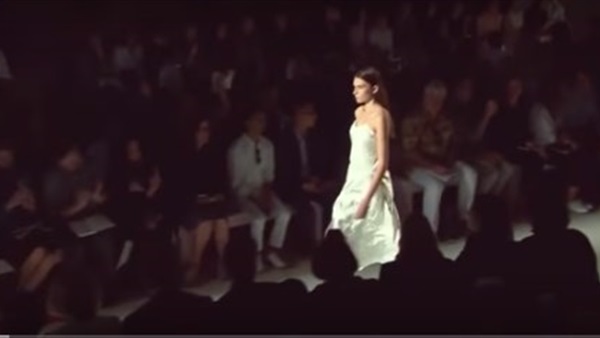 بالفيديو..عارضات أزياء تشبهن الهيكل العظمى خلال أسبوع الموضة بنيويورك.  