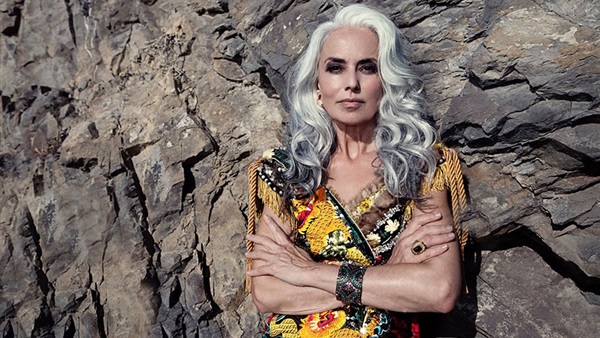  بالصور..موديل اعلانات مظهرها يمنحها سنا أصغر من نصف عمرها  