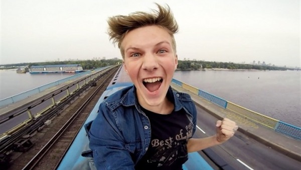 بالفيديو..4 مليون مشاهدة لشاب متهور يغامر بحياته  