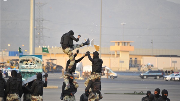 بالفيديو..أحد ​رجال أمن الحج يجرّ شاحنة بمفرده  