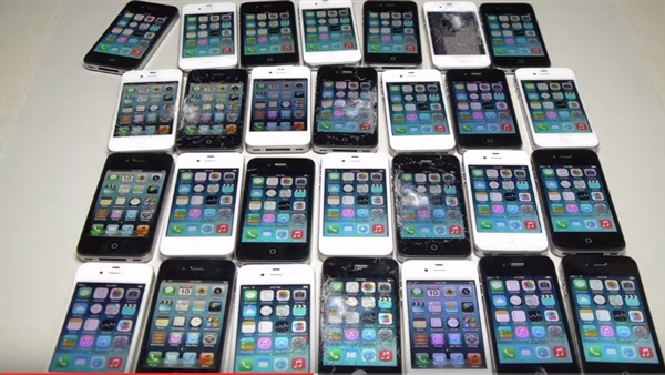 بالفيديو.. شاب يحطم 28 هاتف آيفون  