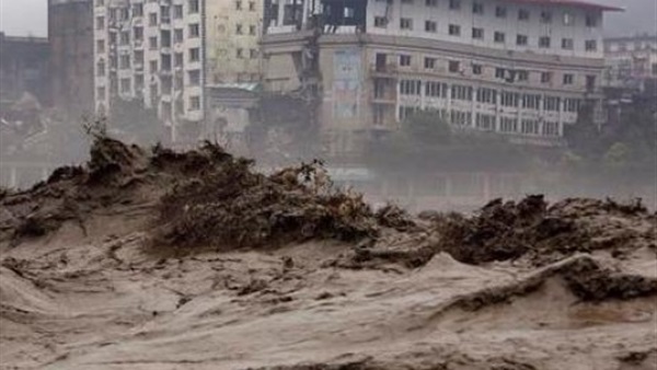 شاب يخاطر بحياته في مواجهة الفيضان  