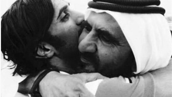 صور نادرة تجمع فقيد دبي الشيخ راشد بأبيه وشقيقه  