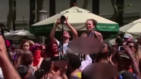 بالفيديو: نساء يزاحمن الرجال في مسيرة لعراة الصدور 