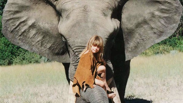  بالصور: «تيبي».. فتاة الغابة التي  عاشت بين الحيوانات البرية في أفريقيا 