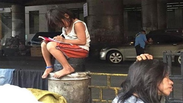 فتاة فلبينية فقيرة تتحدى الظروف  