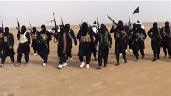 داعش يصلب 3 سوريين وهم أحياء في دير الزور السورية 