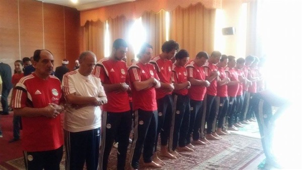 بالصور.. المنتخب يؤدى صلاة الجمعة   فى فندق الإقامة بتشاد 