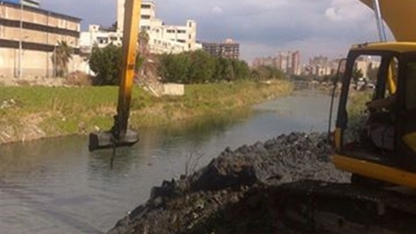 إزالة 140 طن مخلفات من ترعة  المحمودية فى ثلاث ايام 