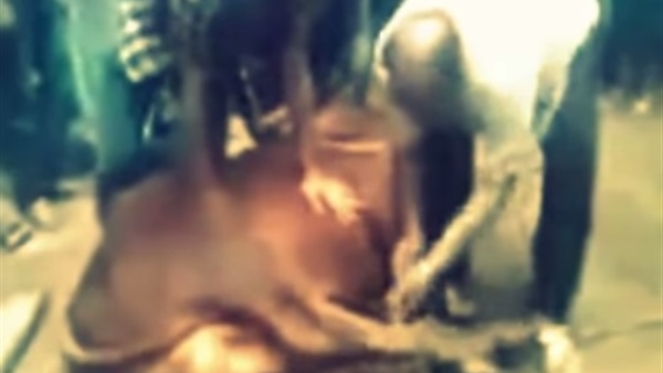 بالفيديو.. لحظة وفاة رجل أثناء ذبحه عجلا  
