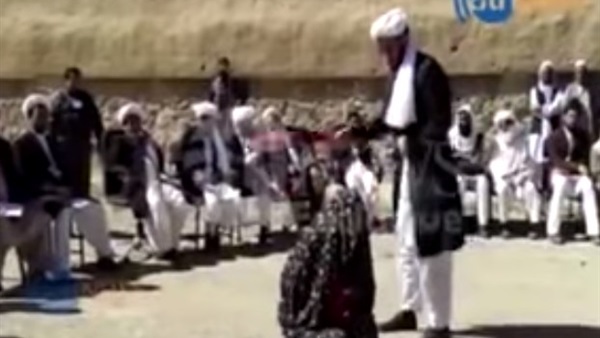 بالفيديو..لقطات مروعة لجلد امرأة 100 مرة بتهمة الزنا في أفغانستان  