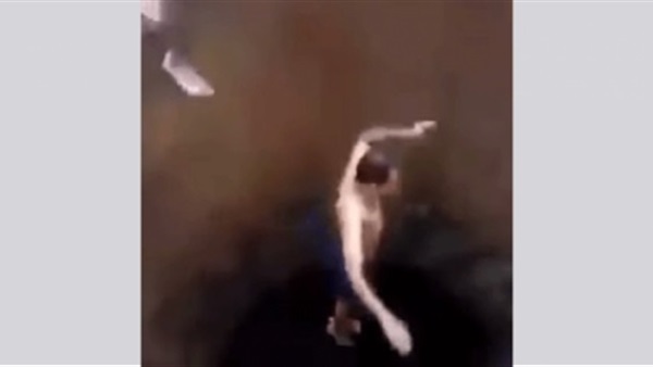 بالفيديو.. 8 شبان يقفزون في بئر بـ 6 ثوان  