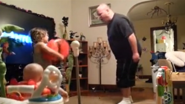 كاميرا مراقبة تذهل أم بتسجيل طريقة تعامل زوجها مع أولادهما   