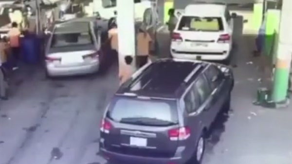 بالفيديو..سائق سعودي متهور يدهس عامل مغسلة  