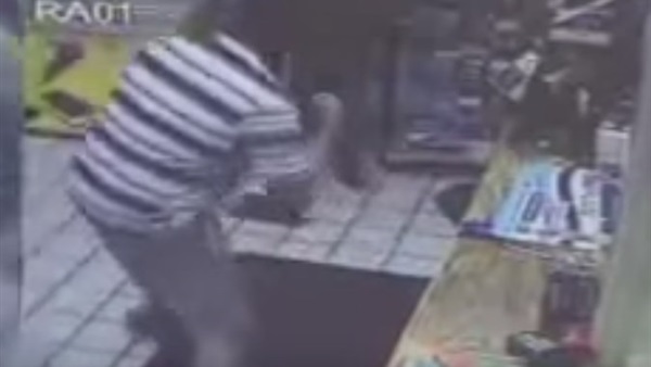 بالفيديو.. رجل يتدرب الملاكمة على وجه عاملين بمحطة  