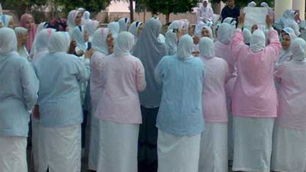  اضراب العشرات من عمال مستشفي  كفر شكر للمطالبة بالتثبيت 