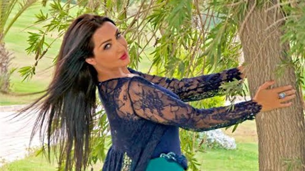 بالصور .. إطلالة مثيرة لـ «سامية الطرابلسى» على فيس بوك  