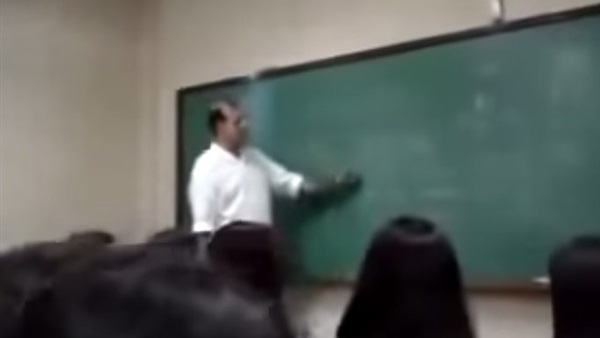 بالفيديو..معلم يحطم هاتف طالبة رن داخل الفصل  
