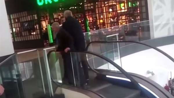 بالفيديو..عجوزان يصعدان السلم الكهربائي بعكس اتجاهه  