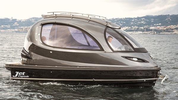 بالصور من إيطاليا.. سيارة مائية تشبه مركبات الفضاء  