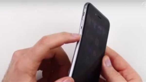 شاهد.. هل هاتف آي فون إس 6 قابل للانحناء؟ 