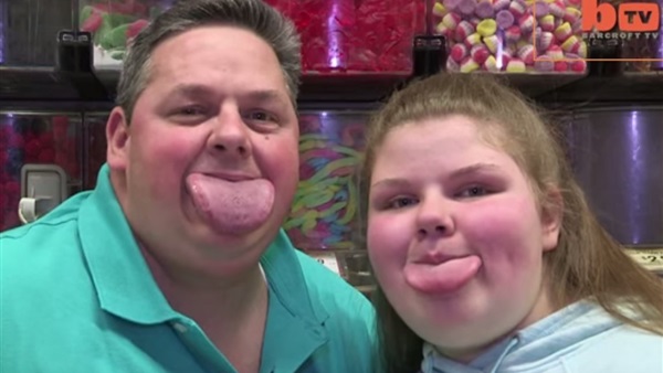 بالفيديو ... أعرض لسان يُدخل أب وابنته موسوعة غينيس   