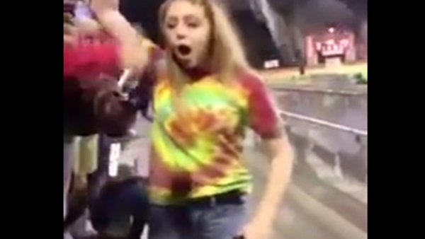 بالفيديو.. فتاة تحاول إلقاء غريمتها من أعلى مدرجات ملعب لكرة القدم  