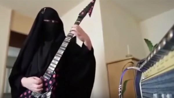 بالفيديو.. منقبة تلهب حفلات "الروك" بالبرازيل  