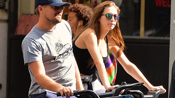 رفيقة دى كابريو الجديدة تثير التساؤلات حول حبيبته عارضة الأزياء  