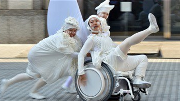 طوكيو تتحدى الشلل بتزويد الكراسى المتحركة بالموسيقى   