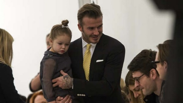 ديفيد بيكهام يكشف منعه لزوجته من قص شعر ابنتهم  