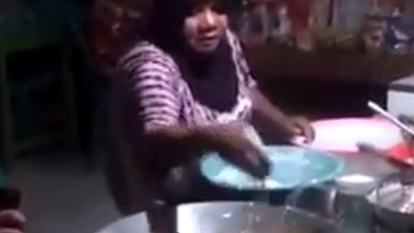 بالفيديو.. صعيدية تستخدم يدها كـ"مغرفة" لانتشال الطعمية من الزيت المغلي   