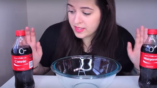 بالفيديو..امرأة تحاول غسل شعرها بالكوكاكولا  