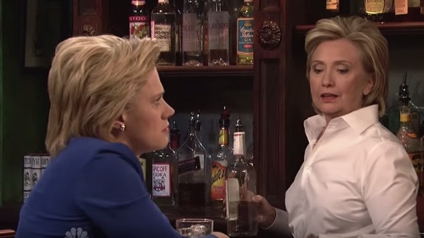 بالفيديو.. حلم الرئاسة يجعل هيلاري كلينتون تعمل في بار.  