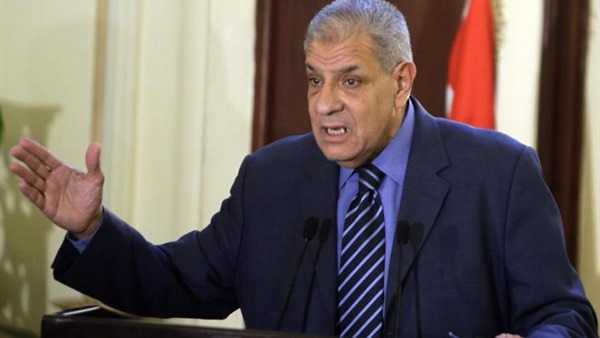 محلب يعد أهالي أسوان بالانتهاء من  مشروع كيما خلال 10 أيام 