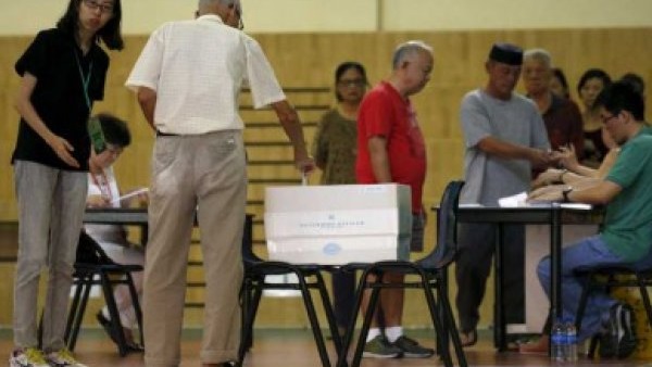 فتح اللجان أمام الناخبين للإدلاء بأصواتهم في الإنتخابات البرلمانية بسنغافورة 