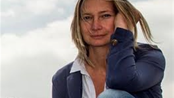 مصورة مجرية تعتذر عن  ركلها لاجئ سوري   