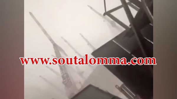 بالفيديو.. لحظة سقوط  رافعة البناء في الحرم المكي 