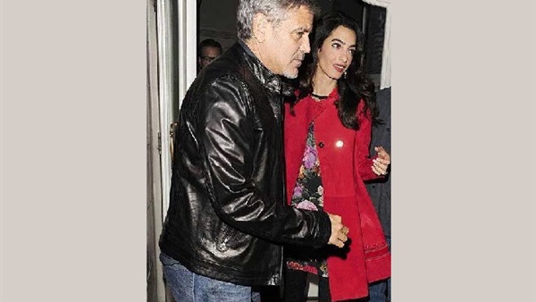 بالصور.. أمل كلونى «سكرانة» .. وترتدي فستاناً عارياً  