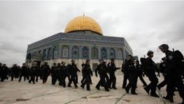 قوات الإحتلال تقتحم المسجد الأقصى  وتمطر المصلين بقنابل الغاز 