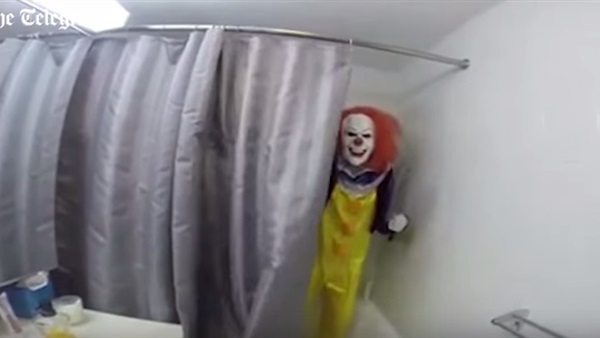 بالفيديو.. فتاة تثير فزع شقيقها بـ«مقلب» طريف  