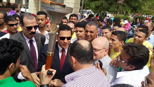 بالصور..محافظ الشرقية يشهد تسليم  شعلة شباب الجامعات  