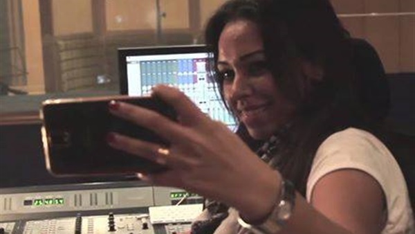  مروة ناجى تشارك جمهورها بسيلفى من كواليس«معذورين»  