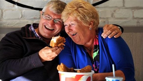 تعرف على سر سعادة هذين الزوجين منذ 44 عامًا  