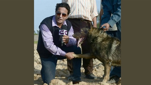 بالصور.. «أحمد رجب» يسلم على الكلب «بولو» لنجاحه في استخراج 10 كيلو بانجو  