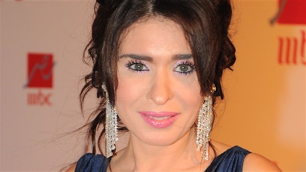 بالفيديو.. تحدى فى الرقص بين ديناوعروس فى حفل زفاف  