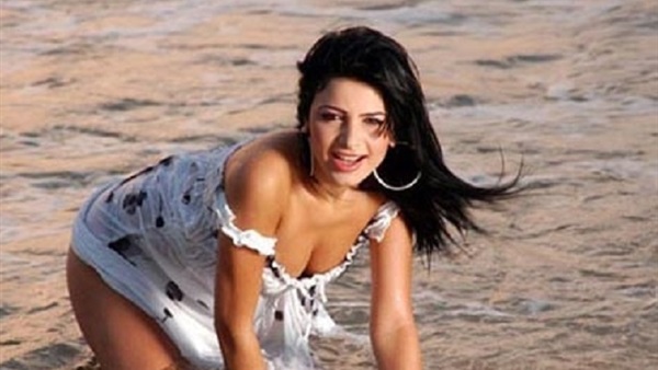 بالصور.. ماريا تحضر مفاجأة لجمهورها بالبكينى  