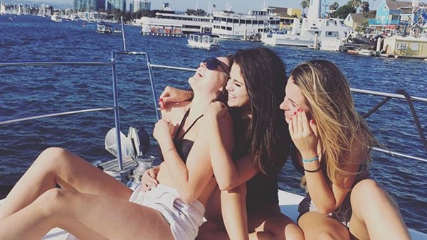 سيلنا جوميز تتخطى حاجز المليون إعجاب بصورة عارية  